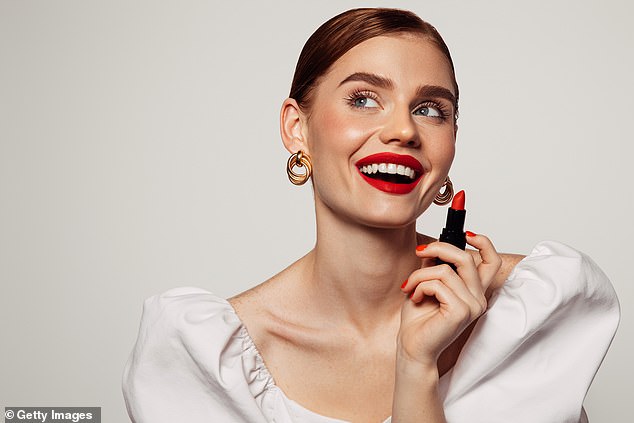 Por que aquela mulher de batom brilhante é provavelmente uma A pesquisa sugere uma ligação direta entre o consumo de alimentos picantes e uma maior preferência por produtos vibrantes e coloridos