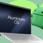 Homem sorridente usando um laptop, com um grande logotipo do Chrome no fundo, setas para cima e a palavra