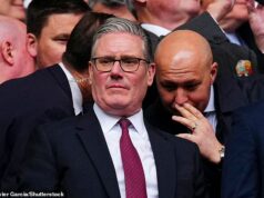 Por que o PM manteve o público no escuro por 30 horas após o ataque de Chagos? Líder conservador acusa Starmer de ‘uma cultura de encobrimento’ sobre o ataque do Irã à base EUA-Reino Unido Keir Starmer foi ontem à noite acusado de encobrimento depois de não contar ao público sobre um ataque com mísseis iranianos a um território ultramarino britânico.