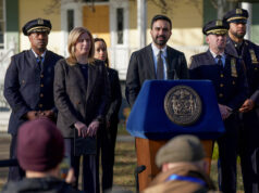Por que o The New York Times é tão estranho sobre Mamdani? Jake Lang grita na calçada enquanto o prefeito de Nova York, Zohran Mamdani, fala durante entrevista coletiva na Mansão Gracie, segunda-feira, 9 de março de 2026, em Nova York. (Foto AP/Angelina Katsanis)