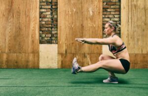 Por que o agachamento com pistola é tão difícil (e como fazê-lo de qualquer maneira) Por que o agachamento com pistola é tão difícil (e como fazê-lo de qualquer maneira)