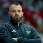 O basquete masculino do Kansas dedica uma vitória de retorno selvagem ao funcionário 3 dias após sua morte