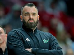 Por que o pai doente do técnico da USF, Bryan Hodgson, pode finalmente ver o jogo em equipe pessoalmente O basquete masculino do Kansas dedica uma vitória de retorno selvagem ao funcionário 3 dias após sua morte