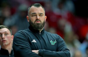 Por que o pai doente do técnico da USF, Bryan Hodgson, pode finalmente ver o jogo em equipe pessoalmente O basquete masculino do Kansas dedica uma vitória de retorno selvagem ao funcionário 3 dias após sua morte