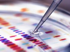 Por que os cientistas não conseguem rir Pipette adding sample to petri dish with DNA profiles in background