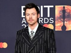 Por que os fãs acham que o novo álbum de Harry Styles tinha um título diferente Harry Styles sem camisa na revista 'Runner's World'