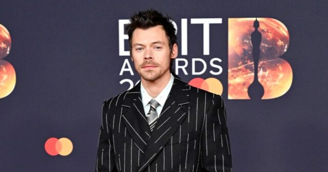 Harry Styles sem camisa na revista 'Runner's World'