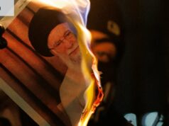 Por que os iranianos estão comemorando o bombardeio Um manifestante queima uma imagem de Ali Khamenei durante um protesto em frente à Embaixada do Irã em 14 de janeiro.