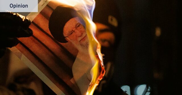 Um manifestante queima uma imagem de Ali Khamenei durante um protesto em frente à Embaixada do Irã em 14 de janeiro.