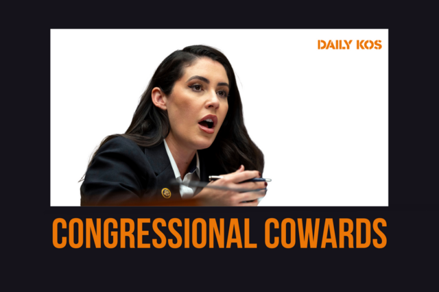 Uma nuvem de fumaça sobe após um ataque em Teerã, Irã, domingo, 1º de março de 2026. (AP Photo/Vahid Salemi)