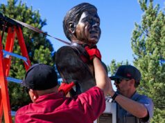 Por que propus um projeto de lei para substituir o Dia de Cesar Chavez pelo Dia do Trabalhador Rural Dois funcionários das instalações de artes e locais de Denver removem um busto de Cesar Chavez do Parque Cesar Chavez.