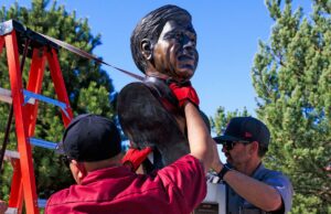 Por que propus um projeto de lei para substituir o Dia de Cesar Chavez pelo Dia do Trabalhador Rural Dois funcionários das instalações de artes e locais de Denver removem um busto de Cesar Chavez do Parque Cesar Chavez.