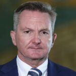 O Ministro das Alterações Climáticas e Energia, Chris Bowen, durante uma conferência de imprensa no Parlamento em Canberra, na terça-feira, 17 de março de 2026. Ele sugeriu agora que mais australianos deveriam trabalhar em casa durante a atual crise de combustível.