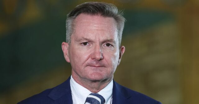 O Ministro das Alterações Climáticas e Energia, Chris Bowen, durante uma conferência de imprensa no Parlamento em Canberra, na terça-feira, 17 de março de 2026. Ele sugeriu agora que mais australianos deveriam trabalhar em casa durante a atual crise de combustível.