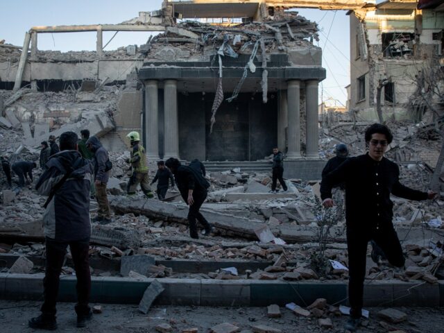 Imagens de satélite fornecidas pela Planet Labs mostram a destruição completa da 11ª Base de Investigação Criminal no sul de Teerã entre 26 de fevereiro e 6 de março de 2026.