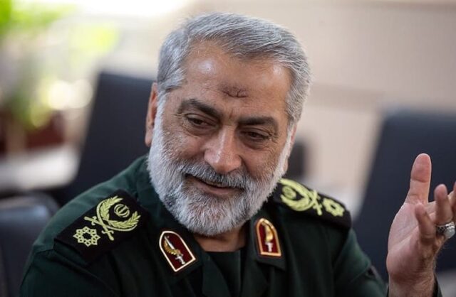 Palestinos carregam cilindros de gás na estação Hamza Shaheen, em Hebron, em 24 de janeiro de 2026, em meio à escassez de gás de cozinha na Cisjordânia. Os proprietários de estações relatam que Israel reduziu o fornecimento de gás que entra no território desde as novas ameaças de uma guerra EUA-Israel-Irã. (crédito: Foto de Mosab Shawer / Middle East Images / AFP via Getty Images)