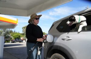 Preços da gasolina sobem acima de US$ 4 o galão pela primeira vez em mais de 3 anos Preços da gasolina sobem acima de US$ 4 o galão pela primeira vez em mais de 3 anos