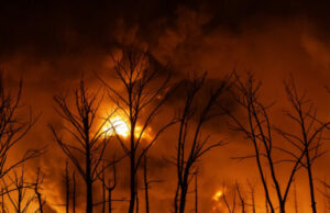 Preços do petróleo ultrapassam US$ 100 o barril pela primeira vez em quatro anos Preços do petróleo ultrapassam US$ 100 o barril pela primeira vez em quatro anos