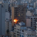 Prédio em Beirute em chamas após aparente ataque israelense