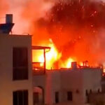 Prédio em chamas em Israel após ataque com foguetes do Líbano