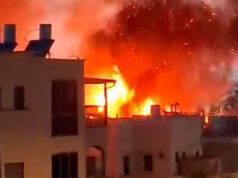 Prédio em chamas em Israel após ataque com foguetes do Líbano Prédio em chamas em Israel após ataque com foguetes do Líbano