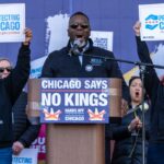 O prefeito de Chicago, Brandon Johnson, fala em um pódio com um