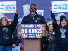Prefeito de Chicago renova iniciativa de reparação para residentes negros, apesar do déficit orçamentário de US$ 150 milhões da cidade O prefeito de Chicago, Brandon Johnson, fala em um pódio com um