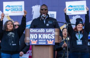 Prefeito de Chicago renova iniciativa de reparação para residentes negros, apesar do déficit orçamentário de US$ 150 milhões da cidade O prefeito de Chicago, Brandon Johnson, fala em um pódio com um