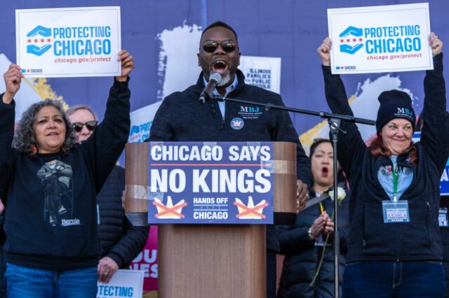 O prefeito de Chicago, Brandon Johnson, fala em um pódio com um 