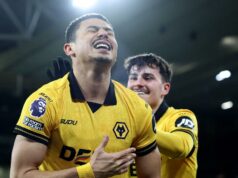 Premier League 2025-26: Salah marca, mas Liverpool surpreende o último colocado Wolves por 2-1 lightbox-info