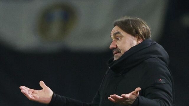 Premier League: Farke, técnico do Leeds, multado e suspenso por confronto com o árbitro após derrota para o City
