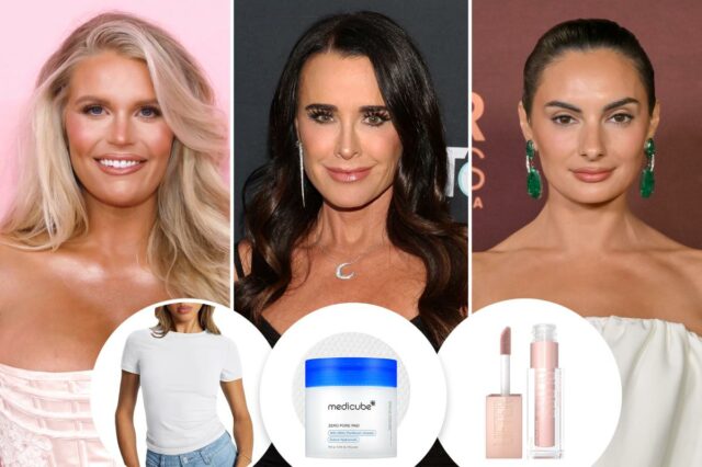 Prepare-se para a grande promoção de primavera de 2026 da Uma mulher modelando uma camiseta branca justa de manga curta com decote arredondado, combinada com shorts jeans de lavagem clara.