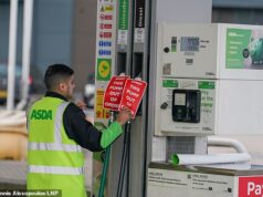 Prepare-se para restrições de condução e semanas de trabalho de quatro dias à medida que a crise no Irã se aprofunda, alerta ex-executivo da BP Um trabalhador afixa uma placa em bombas quebradas em um posto de gasolina Asda em Manchester, Grande Manchester