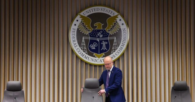 Presidente da FCC ameaça retirar licenças de TV da cobertura noticiosa do Irã. Por que isso é altamente improvável
