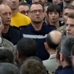 Presidente francês canta hino nacional a bordo de porta-aviões