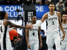 Previsão Knicks x Spurs: escolhas, probabilidades e apostas de domingo da NBA O armador do San Antonio Spurs, Devin Vassell, à esquerda, comemora com o atacante Victor Wembanyama (1) após marcar contra o Detroit Pistons durante o segundo tempo de um jogo de basquete da NBA na segunda-feira, 23 de fevereiro de 2026, em Detroit.