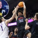 O técnico principal do UMBC Retrievers, Jim Ferry, falando em uma coletiva de imprensa com