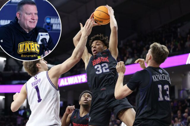 O técnico principal do UMBC Retrievers, Jim Ferry, falando em uma coletiva de imprensa com 