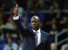 Previsão de Yale x Cornell: probabilidades, escolhas, melhor aposta para as semifinais da Ivy League Treinador de basquete Cornell gesticulando na quadra.