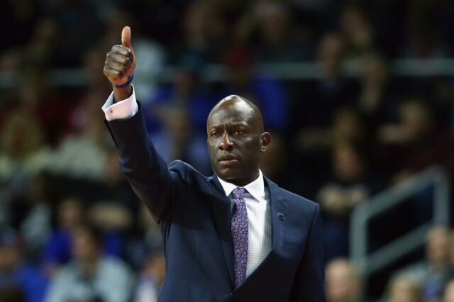 Treinador de basquete Cornell gesticulando na quadra.