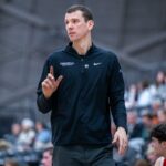 Samson Aletan nº 10 dos Yale Bulldogs observa durante um jogo de basquete universitário contra o Columbia Lions no Payne Whitney Gymnasium no John J. Lee Amphitheatre em 19 de janeiro de 2026 em New Haven, Connecticut.