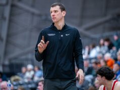 Previsão do torneio da Ivy League Conference: Por que Yale é vulnerável Samson Aletan nº 10 dos Yale Bulldogs observa durante um jogo de basquete universitário contra o Columbia Lions no Payne Whitney Gymnasium no John J. Lee Amphitheatre em 19 de janeiro de 2026 em New Haven, Connecticut.