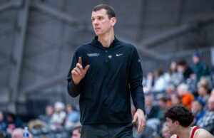 Previsão do torneio da Ivy League Conference: Por que Yale é vulnerável Samson Aletan nº 10 dos Yale Bulldogs observa durante um jogo de basquete universitário contra o Columbia Lions no Payne Whitney Gymnasium no John J. Lee Amphitheatre em 19 de janeiro de 2026 em New Haven, Connecticut.