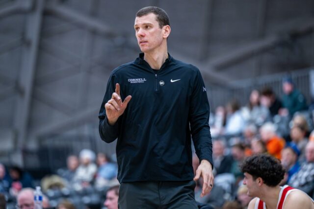 Samson Aletan nº 10 dos Yale Bulldogs observa durante um jogo de basquete universitário contra o Columbia Lions no Payne Whitney Gymnasium no John J. Lee Amphitheatre em 19 de janeiro de 2026 em New Haven, Connecticut.