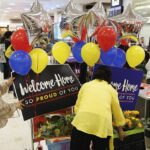 Primeiro avião carregado de australianos presos em Dubai pousa em Sydney