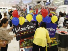 Primeiro avião carregado de australianos presos em Dubai pousa em Sydney Primeiro avião carregado de australianos presos em Dubai pousa em Sydney