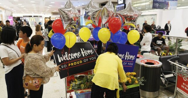 Primeiro avião carregado de australianos presos em Dubai pousa em Sydney
