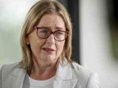 Primeiro-ministro vitoriano em apuros rejeita especulações de liderança de ‘malandros’ A primeira-ministra vitoriana, Jacinta Allan, reivindicou