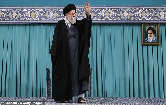 Principais clérigos emitem fatwa apelando a todos os muçulmanos para O líder supremo do Irã, Ali Khamenei (foto), foi morto no sábado em Teerã