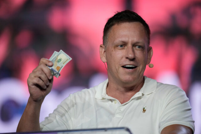 ARQUIVO - Nesta foto de arquivo de 21 de julho de 2016, o empresário Peter Thiel fala durante o último dia da Convenção Nacional Republicana em Cleveland. A empresa de mineração de dados do Vale do Silício, Palantir Technologies, afirma que entrou com um pedido confidencial para abrir o capital, estabelecendo o que poderia ser a maior oferta pública de ações de uma empresa de tecnologia desde a estreia do Uber em 2019. (AP Photo/J. Scott Applewhite, Arquivo)